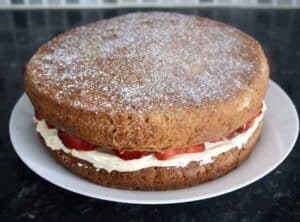 victoria sponge with fresh strawberries