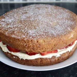 victoria sponge with fresh strawberries