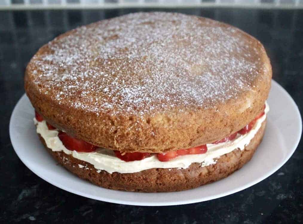 victoria sponge with fresh strawberries