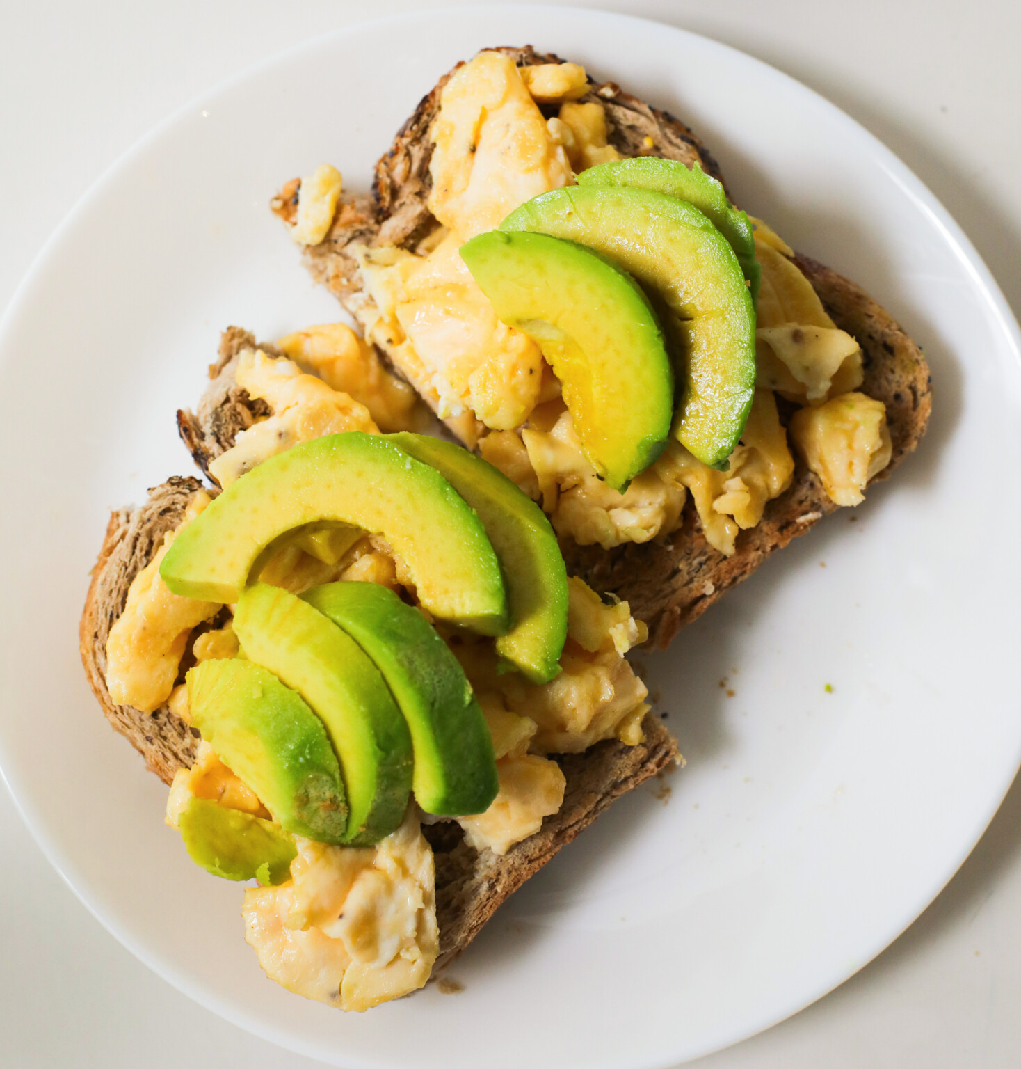 Scrambled Eggs on Toast with Avocado - Sims Home Kitchen