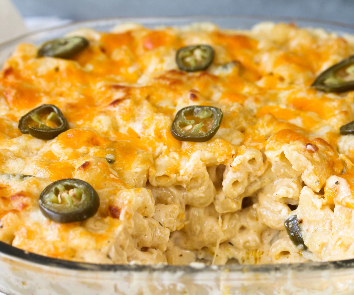 Mac n cheese with jalapenos in a glass oven dish.