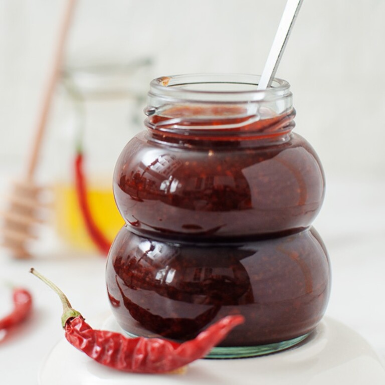 easy sriracha sauce.